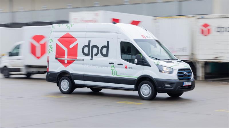 Nicht nur die gelb-roten DHL-Transporter sind omnipräsent in Deutschlands Städten, sondern auch die weiß-roten Transporter vom Wettbewerber DPD. (Archivbild)