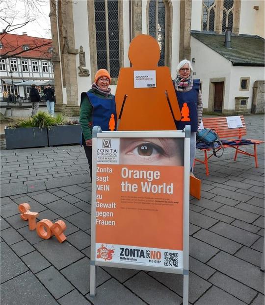 Nicht nur (die überlebensgroße) Mathilda sagt nein zu Gewalt an Frauen. „Orange the World“ hieß es auch in diesem Jahr, nicht nur mit Infoständen, auch mit der orangefarbenen Beleuchtung herausragender Gebäude wollen die Mitstreiter ein Zeichen setzen.