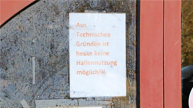 Ein Schild in der Eingangstür weist darauf hin, dass keine Nutzung der Sporthalle möglich ist.