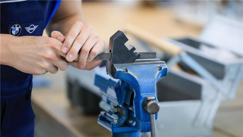 Nicht nur in der Metallindustrie bleiben viele Ausbildungsplätze unbesetzt. (Archivbild)