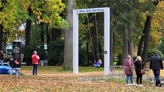 Nicht nur während des Herbstzaubers am vergangenen Wochenende wird die neue Foto-Schaukel im Kurpark gut angenommen.