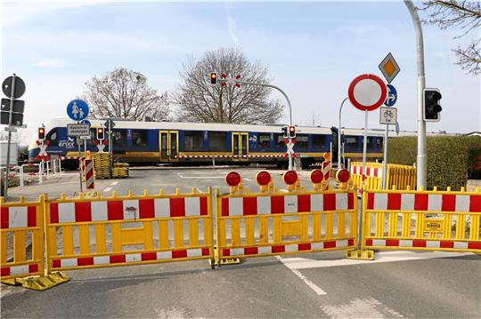 Nicht nur, wenn ein Zug kommt, geht es am Bahnübergang Luttersche Straße im Zuge der Landesstraße 500 nicht weiter. Wegen Bauarbeiten ist die Gleisquerung seit Montag voll gesperrt.Gut zu erkennen: Straßenlaternen gibt es seit seiner Modernisierung am Bahnübergang nicht mehr. Foto: Gereke