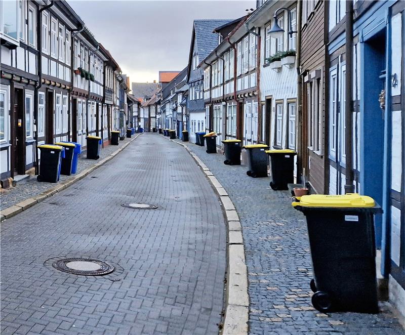 Gelbe Tonnen: Immer wieder Klagen im Landkreis Goslar Nicht überall gibt es Probleme: In der Friesenstraße in Goslar stehen die gelben Tonne wohlgeordnet auf den schmalen Bürgersteigen. Leser Jens-Olaf Knapp sagt angesichts der vielen gelben Tonne aber, er würde sich wünschen, dass wir uns wieder mehr Gedanken darüber machen, wie wir den Müll eigentlich vermeiden können. Foto: Knapp