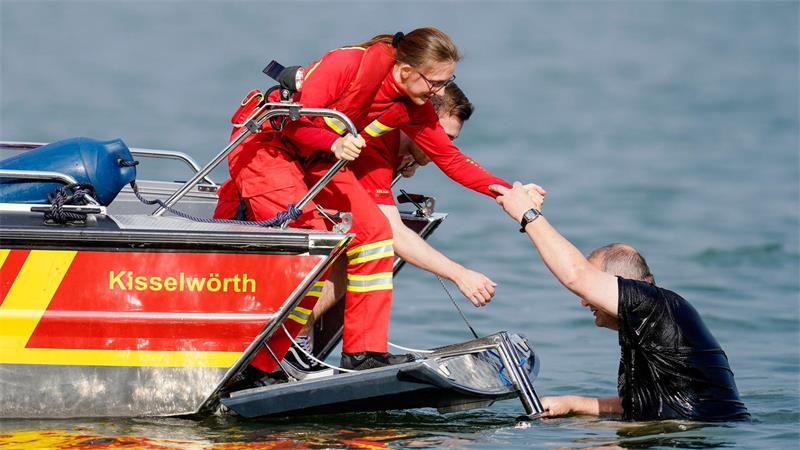 Nicht überall sind gleich professionelle Retter zur Stelle, um Menschen aus einer Notlage im Wasser zu befreien (Archivbild) 