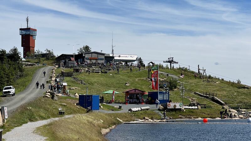 Nicht überlaufen, aber einigermaßen gut besucht. Der Wurmberg lockt die Besucher mit Bergerlebniswelt, Aussichtsturm und den verschiedenen Einkehrmöglichkeiten an.
