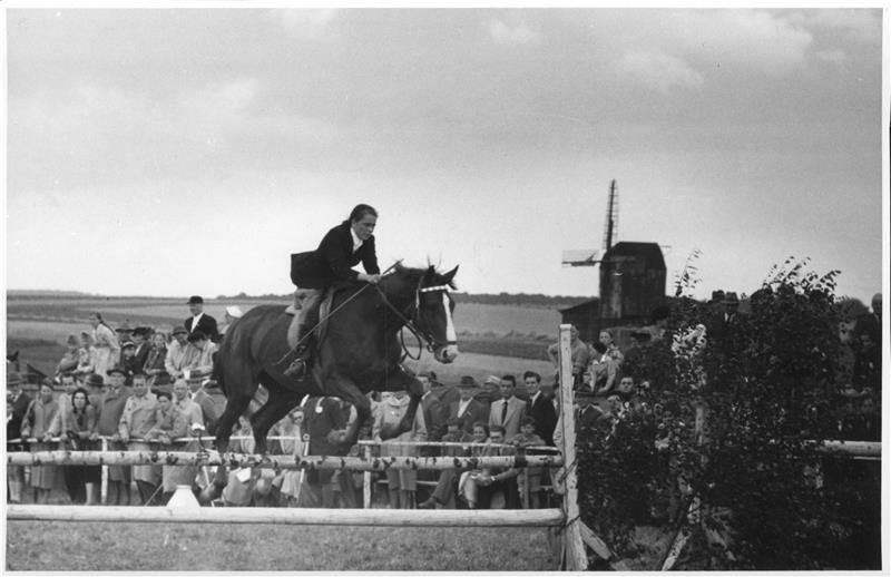 Jubiläumsturnier steigt im Park des Liebenburger Ritterguts Nicht von Anfang an ist das Rittergut Liebenburg Schauplatz der Turniere – bei diesem Springreiten ist im Hintergrund die alte Bockwindmühle zu sehen. Foto: Archiv Ahrens