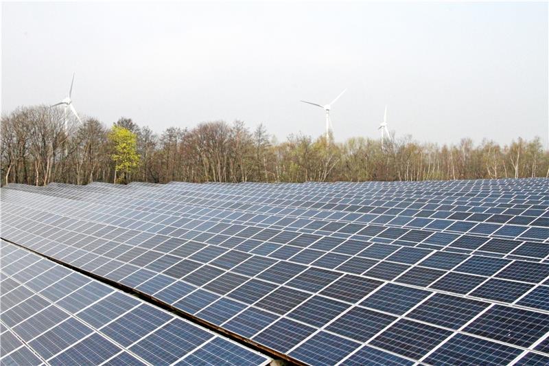 Nicht weit entfernt vom nun geplanten Standort gibt es bereits eine Solaranlage, nämlich zwischen Kläranlage und Tennispark.  Foto: Schlegel