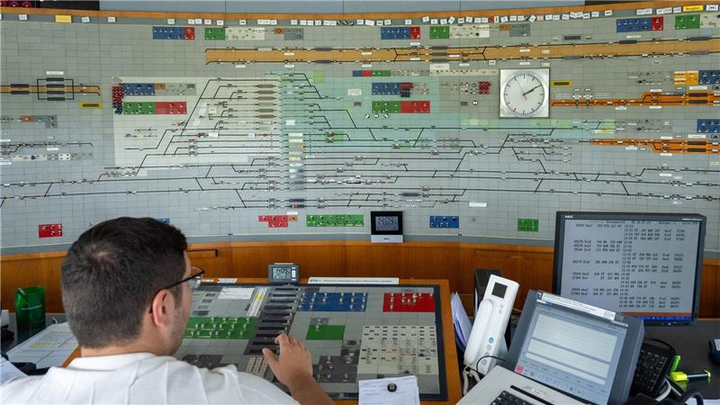 Wann wird die Bahn pünktlicher? Netzzustand weiter kritisch Nicht wenige Stellwerke der Bahn sind bereits 60 oder 70 Jahre alt und können nicht mehr mit neuerer Technik ausgestattet werden. Dann hilft nur der Neubau.