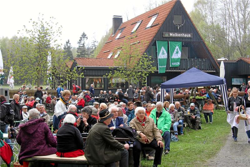 Nicht zu warm, nicht zu kalt, kein Regen und kein Schnee (was es auch schon einmal gab): Das Wetter war perfekt fürs Maisingen, und so füllten sich die Plätze vor dem Molkenhaus schon am frühen Morgen. Fotos: Schlegel