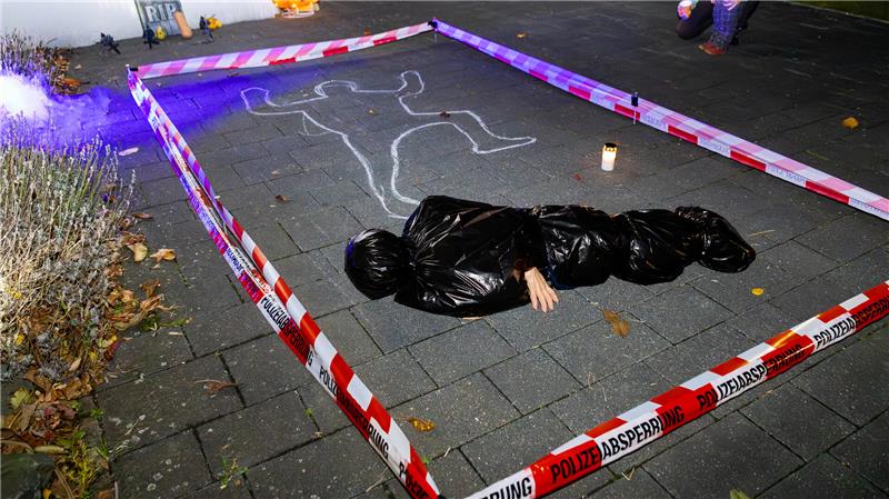 Nichts für Zartbesaitete: Zum Gruselfest liegen auch schon einmal „Leichen“ auf den Einfahrten.