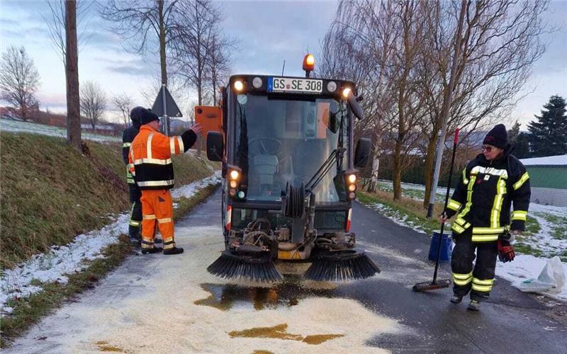 Beim Ölspur-Einsatz: Kehrmaschine verliert Hydraulik-Öl Nichts geht mehr: Die Kehrmaschine verliert beim Ölspur-Einsatz in Seesen Hydrauliköl. Foto: Feuerwehr Seesen