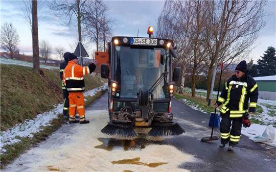 Nichts geht mehr: Die Kehrmaschine verliert beim Ölspur-Einsatz in Seesen Hydrauliköl. Foto: Feuerwehr Seesen