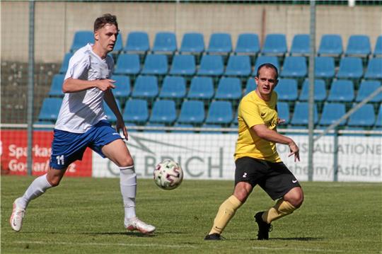 Nichts zu holen: Sowohl Dominic-Luca Bahlo (li.) und der Goslarer SC 08 wie auch Christoph Kurs und der SV Rammelsberg gingen am Mittwoch als Verlierer vom Platz. Foto: Epping