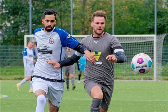 Nichts zu holen gibt es für Prabroop Singh (li.) und die 2. Mannschaft des Goslarer SC 08, die dem MTV Bornhausen, hier Edgar Elser, mit 0:7 unterliegt. Foto: Drechsler