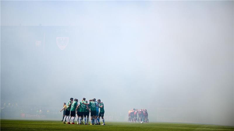 Nichts zu sehen: Pyrotechnik vernebelt vor dem Zweitligaspiel Preußen Münster gegen Arminia Bielefeld das Stadion.