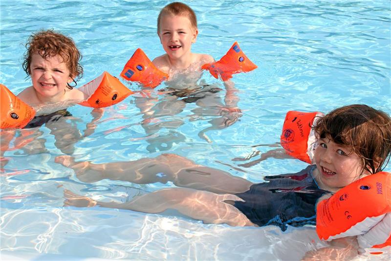 Nichtschwimmer mit Flügeln: Kinder vom Kindergarten Bahnhofstraße sind Stammgäste in den Bädern der KTW – derzeit im Silberbornbad.  Fotos: Potthast
