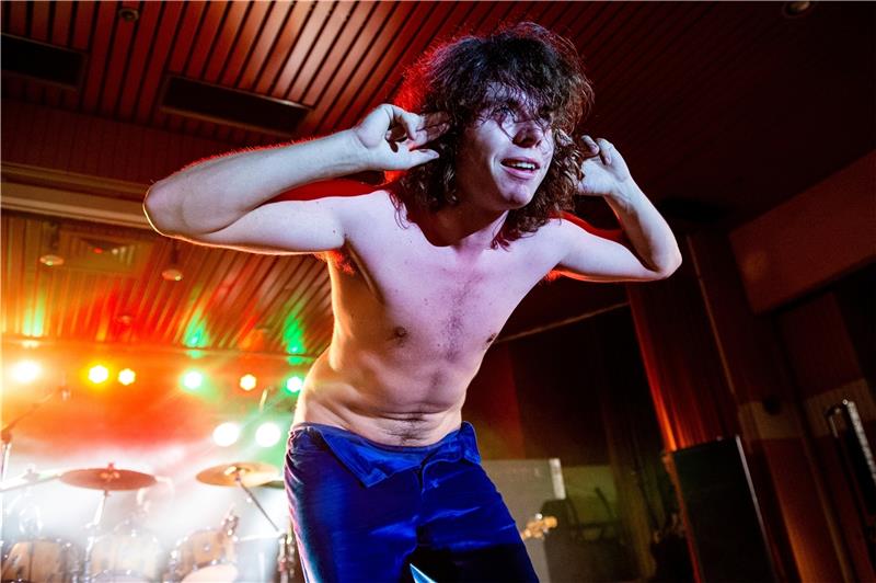 Nick Klose alias Nick Young ließ auf sich warten, kam dann allerdings mit voller Wucht auf die Bühne und lieferte eine kraftvolle Show, die viel Spaß machte.  Foto: Schönfisch