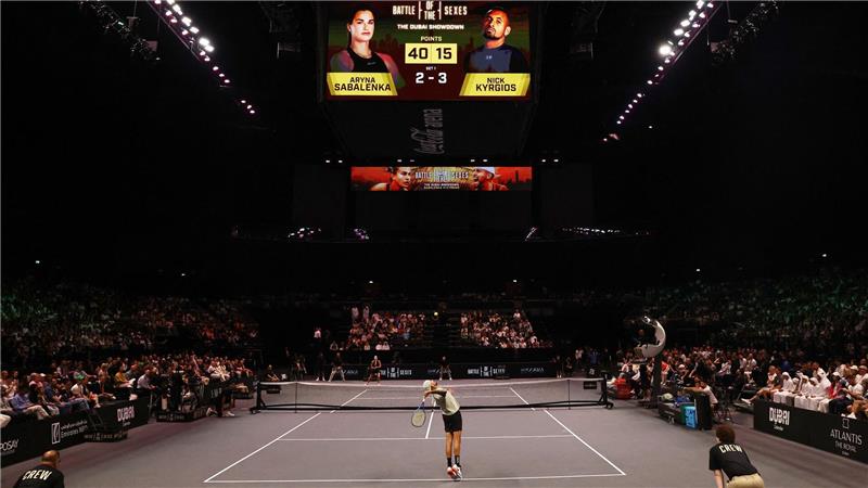 Nick Kyrgios beim Aufschlag im Battle of the Sexes gegen Aryna Sabalenka.