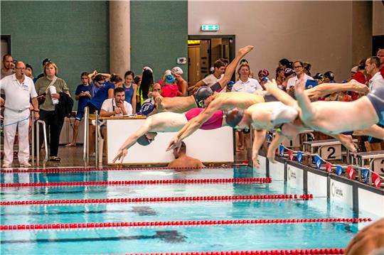 Nick Näther (links mit der pinken Badehose) vom TuS Clausthal-Zellerfeld erreicht im Aquantic in der offenen Wertung alle Finalläufe und sichert sich über seine Paradestrecke 50 Meter Brust den Bezirksmeistertitel. Fotos: Schenk