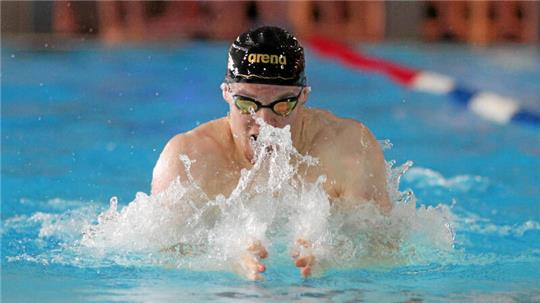 Nick Näther vom TuS Clausthal-Zellerfeld während seiner Paradedisziplin Brustschwimmen. Foto: Gietemann