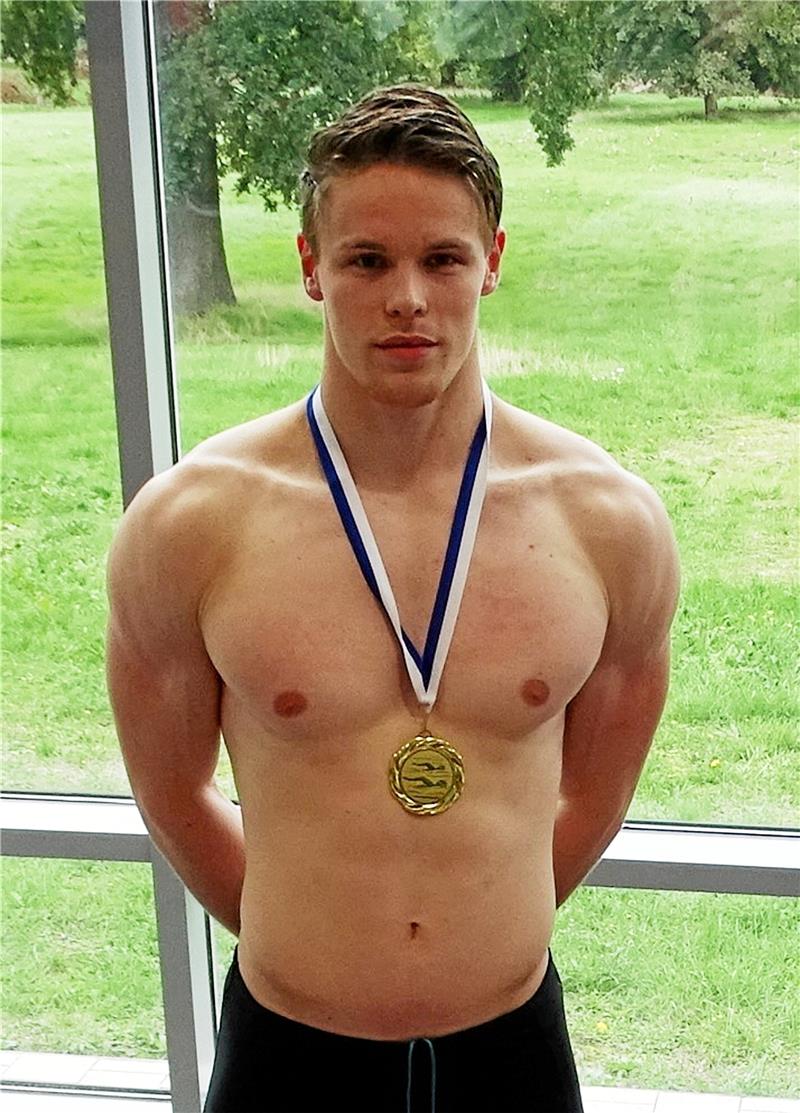 Schwimmer Nick Näther kürt sich zum König der Sprinter Nick Näther wird auf allen fünf Strecken Kreismeister in der offenen Wertung und stellt einen Bezirksrekord auf. Foto: Privat