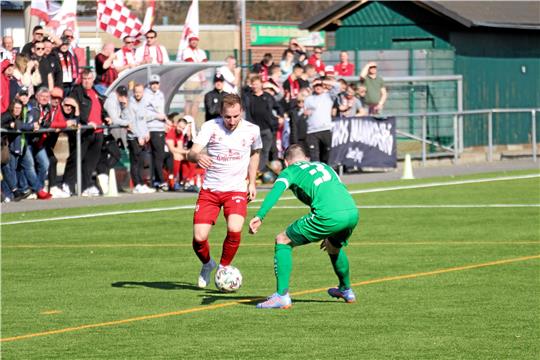 Nick Sitzenstock hat das Fußballspielen bei der TSG Bad Harzburg gelernt (li.). Am Samstag kann er mit dem FC Einheit Wernigerode in die erste Hauptrunde des DFB-Pokals einziehen. Im Finale um den Sachsen-Anhalt-Pokal geht es gegen den Halleschen FC. Foto: Kevin Breiting