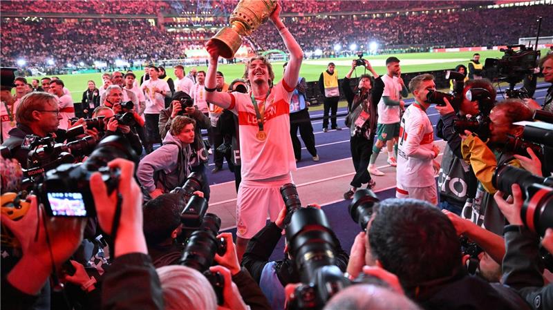 Nick Woltemade feierte als einer der Torschützen mit dem Pokal.
