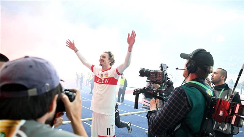 Lange Party-Nacht: VfB mit Cup-Triumph gegen Arminia-Helden Nick Woltemade hat guten Grund, sich feiern zu lassen.
