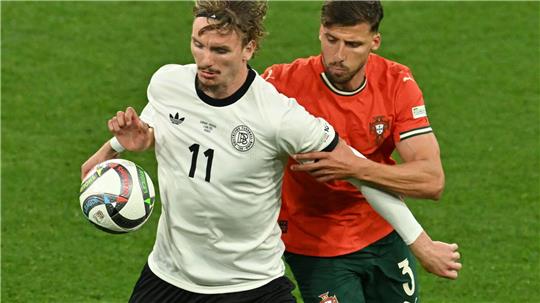 Nick Woltemade (l) hatte bei seinem Länderspiel-Debüt gegen Portugals Abwehrrecken einen schweren Stand.