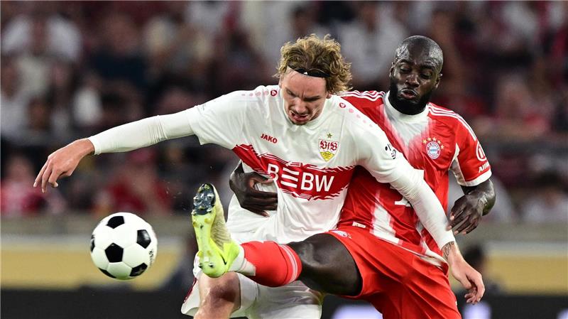 Nick Woltemade (l) sah sich in Zweikämpfen oft Dayot Upamecano gegenüber.