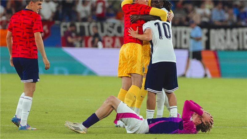 Nick Woltemade (unten) und die U21 verpassen den EM-Titel.