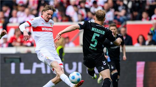 Nick Woltemade vom VfB im Duell mit Bremens Amos Pieper. Die Partie war für den Angreifer vorzeitig zu Ende.