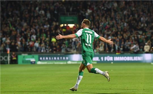 Niclas Füllkrug jubelt.
