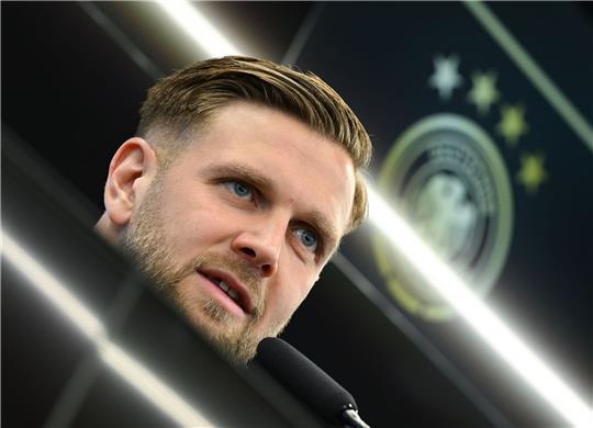 Niclas Füllkrug spricht während der Pressekonferenz der Nationalmannschaft auf dem DFB-Campus.