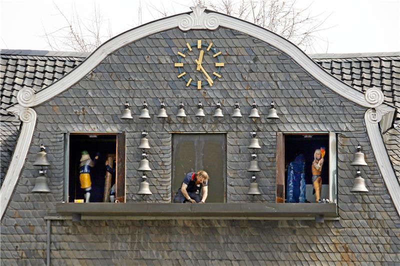 Goslarer Glockenspiel bekommt zwei neue Antriebsketten Nico Ehmann bei der Arbeit: Der 30-Jährige aus Bayreuth fädelt eine neue Antriebskette für den Umlauf ein. Fotos: Epping