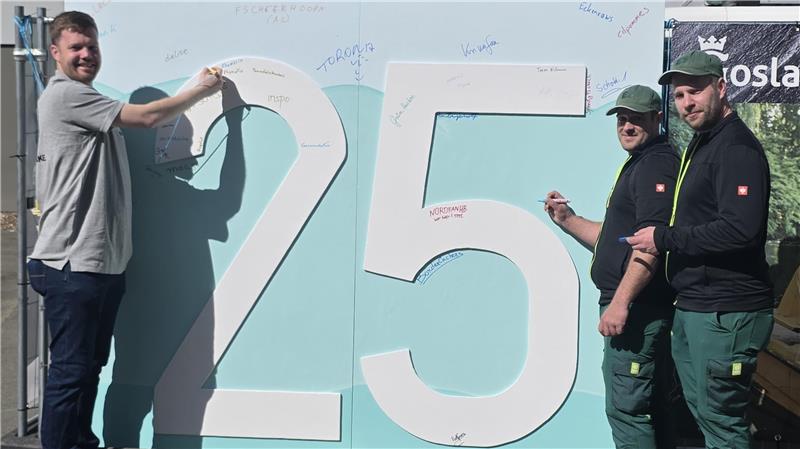 Nico Kruppki, Silas Lindemann und Sascha Pippert (v. l.) tragen sich ins Logbuch am Kulturmarktplatz ein.