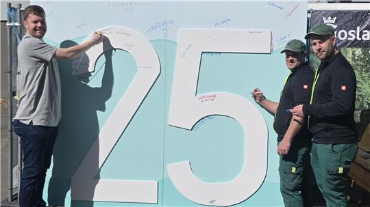Nico Kruppki, Silas Lindemann und Sascha Pippert (v. l.) tragen sich ins Logbuch am Kulturmarktplatz ein.