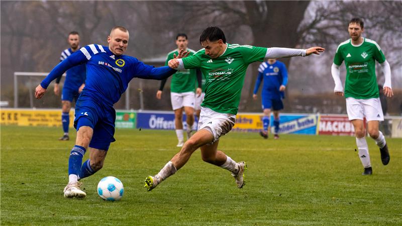 Goslarer SC springt nach vorn - Oker auf Abstiegsrang Der Bad Harzburger Nico Martinato dribbelt einen Gegenspieler aus.