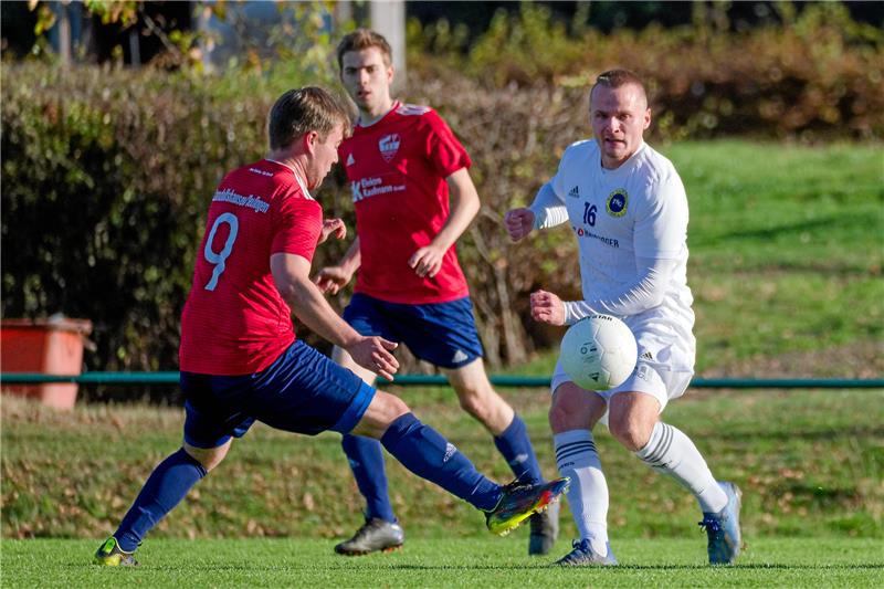 TSG Bad Harzburg bricht nach der Pause auseinander Nico Martinato (re.) verliert mit der TSG Bad Harzburg deutlich beim TSC Vahdet Braunschweig und kassiert damit einen erneuten Rückschlag im Abstiegskampf. Foto: Drechsler