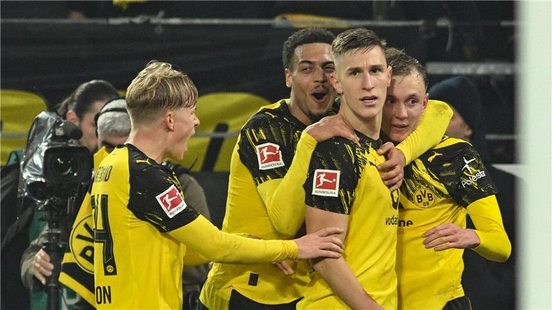 Nico Schlotterbeck (2.v.r.) genießt bei Trainer Niko Kovac hohes Ansehen.