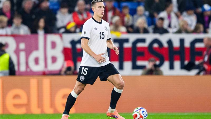 Nico Schlotterbeck am Ball bei seinem Länderspiel-Comeback gegen Luxemburg.