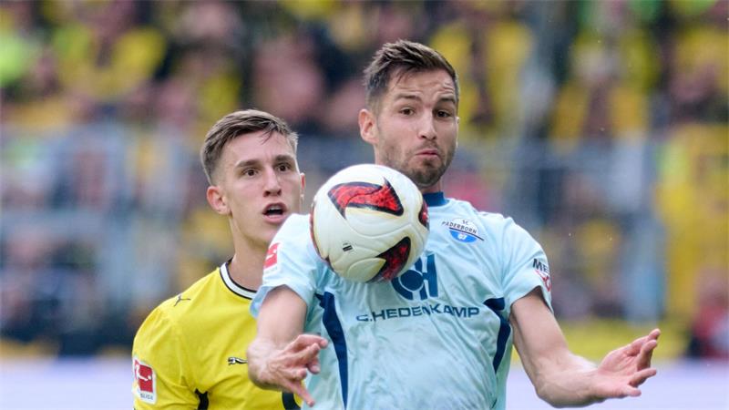 Schlotterbeck-Comeback und Fallrückzieher: BVB siegt weiter Nico Schlotterbeck (l) bestritt erstmals seit der WM wieder ein Pflichtspiel.