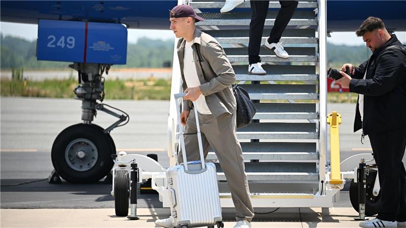 Cheerleader-Jubel zum Empfang des DFB-Teams in Winston-Salem Nico Schlotterbeck steigt aus dem DFB-Flieger.