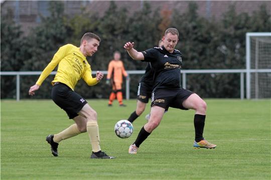 Nico Werschkull (li.) vom SV Rammelsberg und Lars Lührssen vom TSV Lochtum kämpfen beim 3:3-Unentschieden um den Ball. Auf den SVR warten noch Othfresen, Roklum/Winnigstedt und Fümmelse als Konkurrenten im Abstiegskampf. Foto: Gietemann
