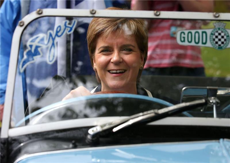 Schottische Ex-Regierungschefin Sturgeon macht Führerschein Nicola Sturgeon hat ihre Komfortzone verlassen.