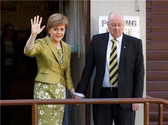 Nicola Sturgeon (l.) mit Ehemann Peter Murrell.