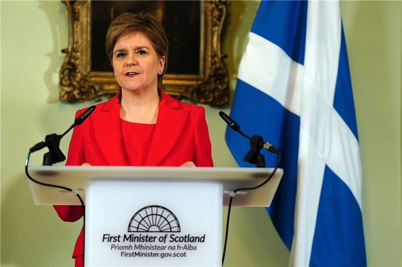 Schottische Regierungschefin Sturgeon kündigt Rücktritt an Nicola Sturgeon war im November 2014 als Regierungschefin angetreten, nachdem sich die Schotten in einem ersten Referendum gegen die Unabhängigkeit entschieden hatten - das war allerdings vor dem Brexit. Sie ist damit die am längsten amtierende schottische Regierungschefin.