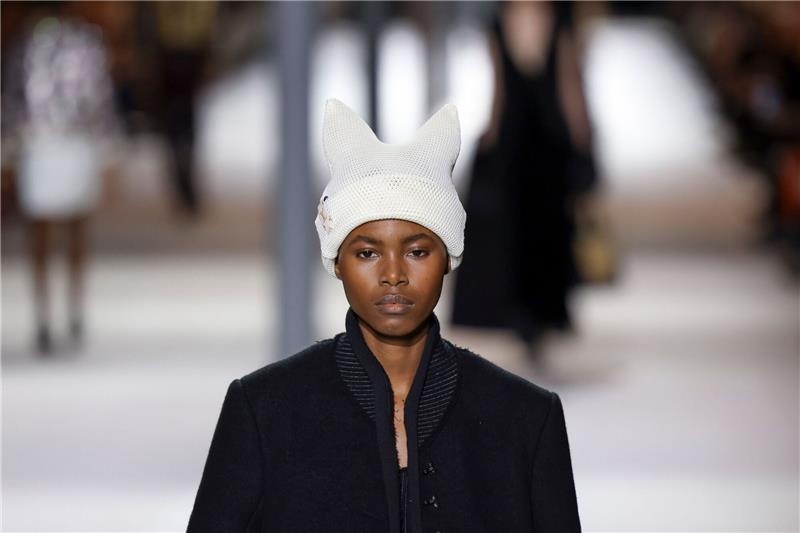 Nicolas Ghesquière feiert zehn Jahre bei Louis Vuitton Nicolas Ghesquière nimmt es mit Humor: Seine Strickmützen hat der Designer mit «Katzenohren» versehen.