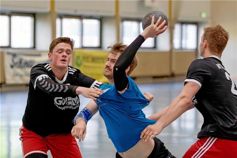 Handball-Landesligisten vor wegweisenden Spielen Nicolas Hischemöller (Mitte) will mit der HSG Bad Harzburg/Vienenburg endlich die ersten Punkte der Saison einfahren. Am Samstag geht es gegen den Northeimer HC II. Foto: Drechsler