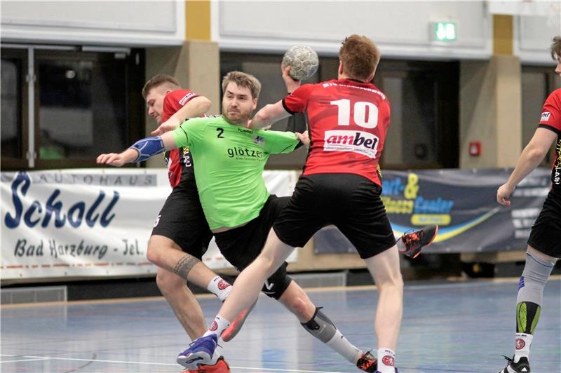 Nicolas Hischemöller, der mit vier Toren erfolgreich ist, holt mit dem 28:26-Sieg der HSG Bad Harzburg/Vienenburg wichtige Punkte im Abstiegskampf.  Foto: Gietemann